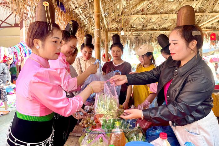 Nhân dân mua bán tại phiên chợ