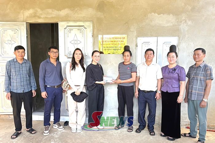 Xã Bình Thuận và Công ty TNHH Giải pháp sức khỏe và làm đẹp An Tuệ Đức bàn giao tiền hỗ trợ xây nhà cho hộ nghèo, cận nghèo trên dịa bàn xã.