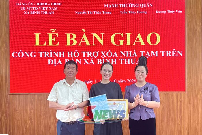 UBND xã Bình Thuận tặng giấy khen nhà hảo tâm trong chung tay xóa nhà tạm, nhà dột nát trên địa bàn xã