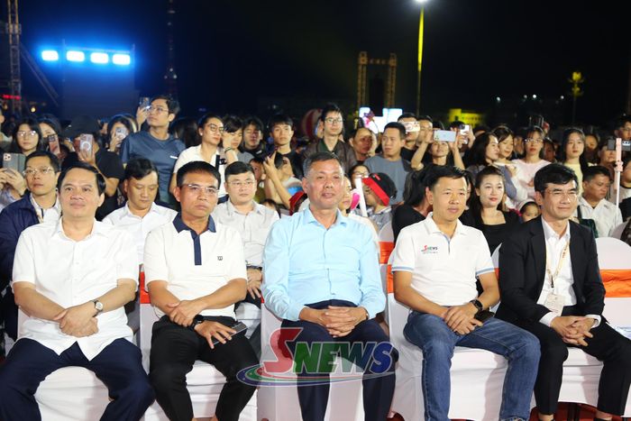 Các đại biểu đến cổ vũ chương trình.