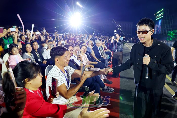 Ca sĩ Double2T giao lưu với khán giả.