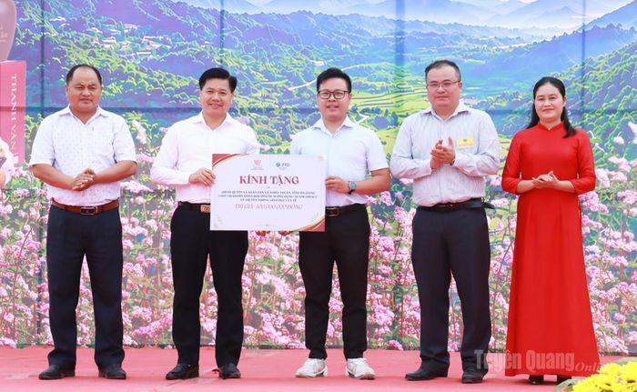 Nhà tài trợ tặng 1.000 tài khoản khoá học online AI ứng dụng “AI FOR IMPACT” về truyền thông, giáo dục và y tế cho xã Nghĩa Thuận trị giá 500 triệu đồng.