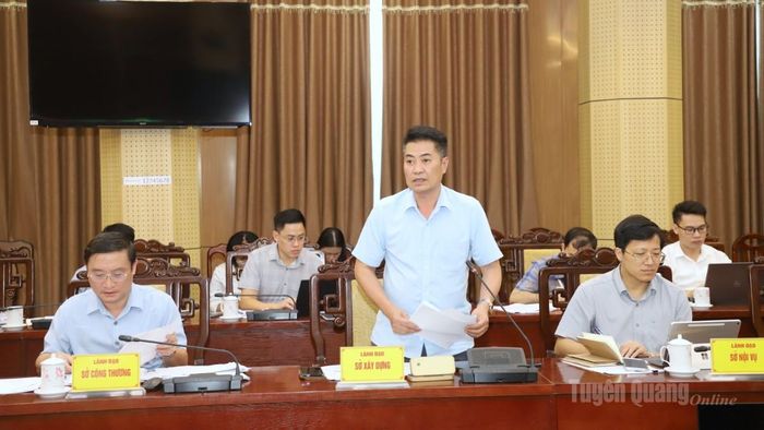Lãnh đạo Sở Xây dựng phát biểu thảo luận.