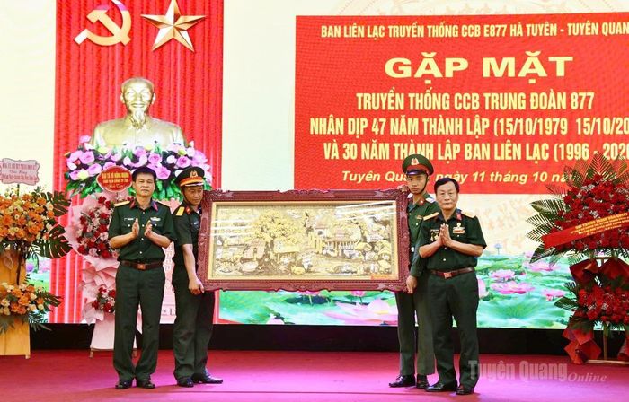 Ban liên lạc Cựu chiến binh Trung đoàn 877 tặng quà lưu niệm cho Bộ CHQS tỉnh.