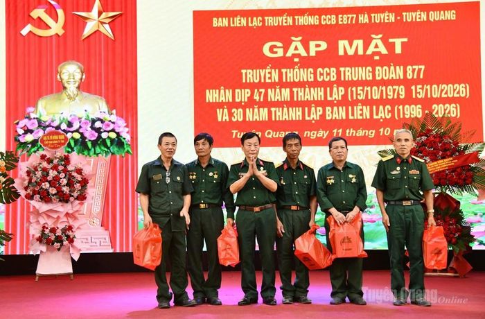 Ban liên lạc Cựu chiến binh Trung đoàn 877 tặng quà tri ân các thương binh từng công tác, chiến đấu tại Trung đoàn.