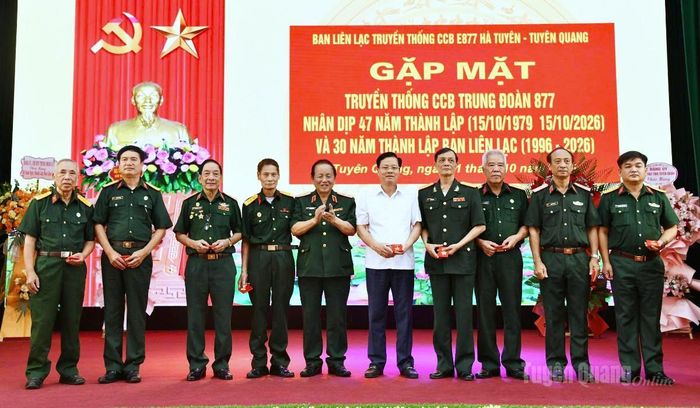 Ban liên lạc Cựu chiến binh Trung đoàn 877 tặng kỷ niệm chương các đồng chí lãnh đạo, nguyên lãnh đạo Trung đoàn qua các thời kỳ.