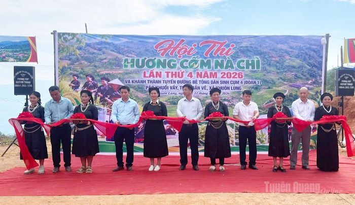 Các đại biểu thực hiện nghi thức cắt băng khánh thành đường giao thông dân sinh cụm 4, Pắc Khuổi Vầy, thôn Bản Vẽ, xã Khuôn Lùng.