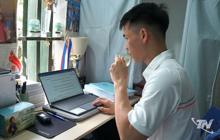 Em Nguyễn Văn Tỉnh khởi đầu ngày mới bằng ly trà xanh túi lọc Thái Nguyên để giữ sự tỉnh táo.