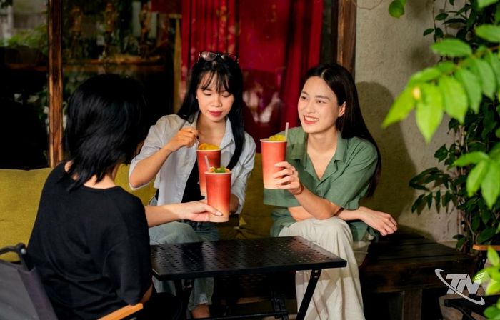 Các bạn trẻ thưởng thức trà trái cây chế biến từ nguyên liệu chè Thái Nguyên tại quán đồ uống Thái lab (Khu đô thị hồ Xương Rồng, phường Phan Đình Phùng).