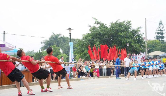 Đoàn Thái Nguyên tham gia thi đấu kéo co.