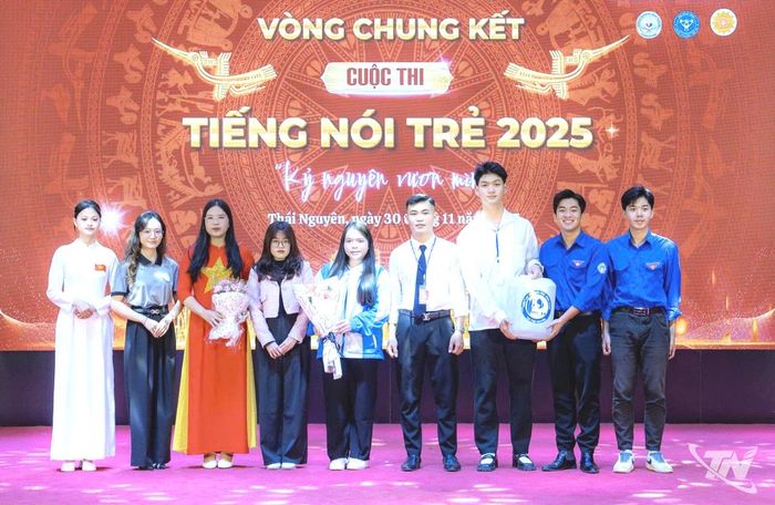 Sinh viên Khoa Luật rèn luyện từ những hoạt động thiết thực, phấn đấu được đứng trong hàng ngũ của Đảng.