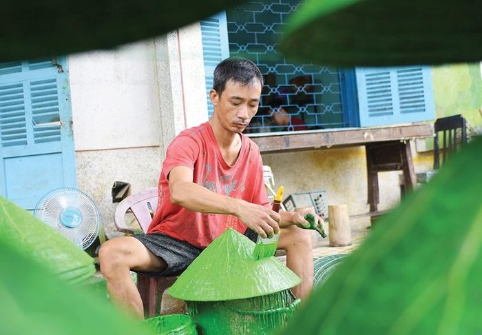 Hoàn thiện công đoạn cuối của nón lá sen.