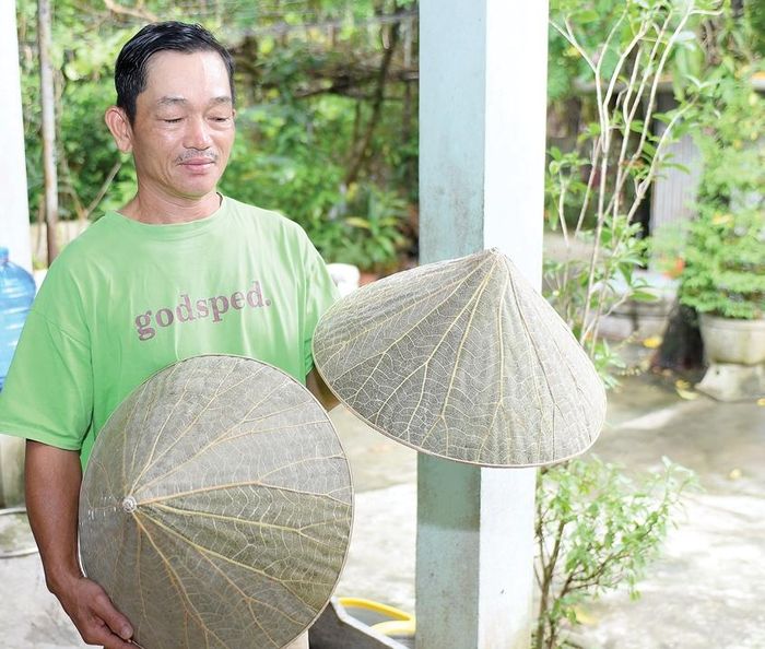 Ông Nguyễn Cầu chuyển sang làm nón lá sen. 
