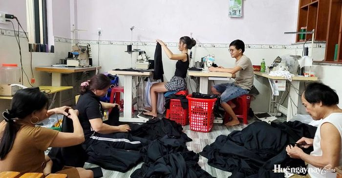 Gia đình anh Lê Văn Tính (TDP Phong Xuân 2) mở cơ sở gia công may mặc từ nguồn vốn vay giảm nghèo.