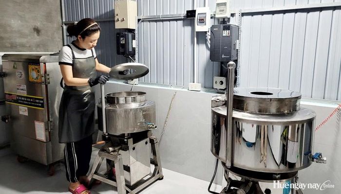 Từ nguồn vốn vay giảm nghèo, chị Lê Thị Hải Yến (TDP Phong Thu 2) đầu tư máy móc chế biến nem chả, tạo nguồn thu ổn định.
