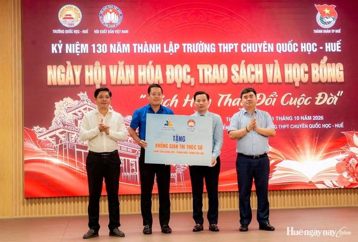  Công ty cổ phần Thư viện Số Việt Nam trao tặng Không gian tri thức số cho thanh niên thành phố Huế.