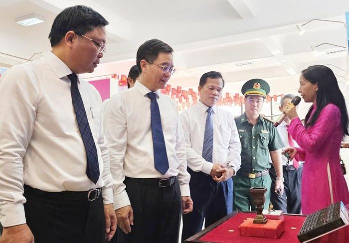  Lãnh đạo thành phố tham quan không gian trưng bày triển lãm tại Bảo tàng Hồ Chí Minh TP. Huế.