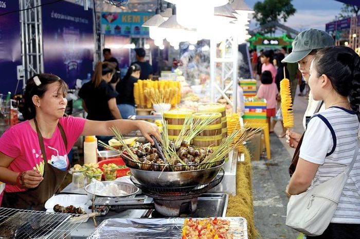  Khách tham quan thưởng thức đặc sản Huế.