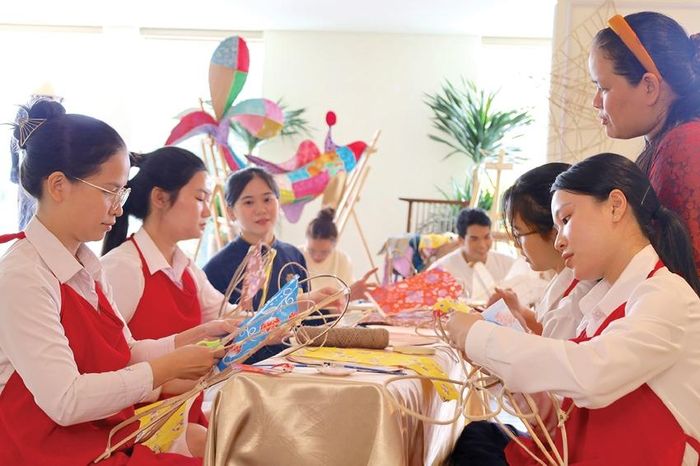  Trải nghiệm các công đoạn tạo ra một sản phẩm thủ công.