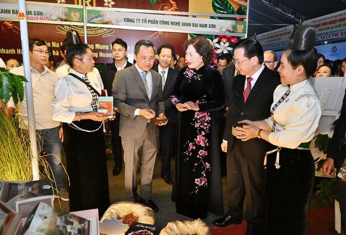 Phó Chủ tịch Quốc hội Nguyễn Thị Hồng, Chủ tịch UBND tỉnh Sơn La Nguyễn Đình Việt và các đại biểu thăm quan các gian hàng tại hội chợ triển lãm  (ảnh:Báo Đại biểu Nhân dân)