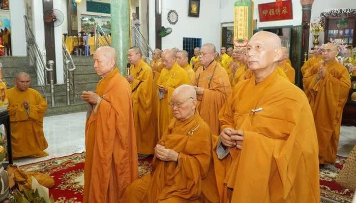 Dâng hương tưởng niệm Hòa thượng Thích Bửu Đăng, tri ân những đóng góp to lớn của Hòa thượng cho sự nghiệp cách mạng, giải phóng dân tộc