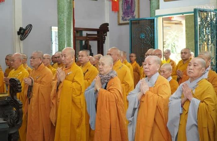 Trang nghiêm khóa lễ tại chánh điện chùa Linh Sơn Hải Hội