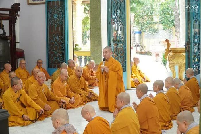 Đại đức Thích Quang Lý tác bạch kiểm Tăng