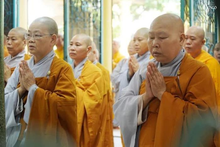 Dịp này, đại chúng cùng nhắc nhở nhau về giới pháp của Tỳ-kheo...