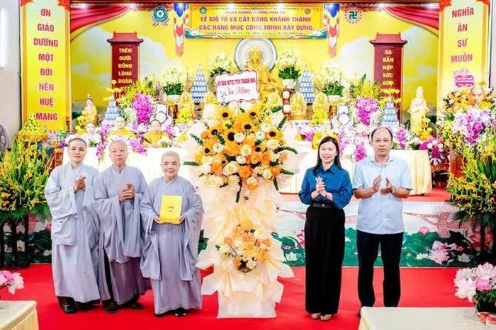 Nhiều lẵng hoa chúc mừng gửi đến chùa Giáng