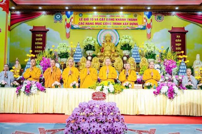 Niệm Phật cầu gia hộ - Ảnh: Đức Hòe