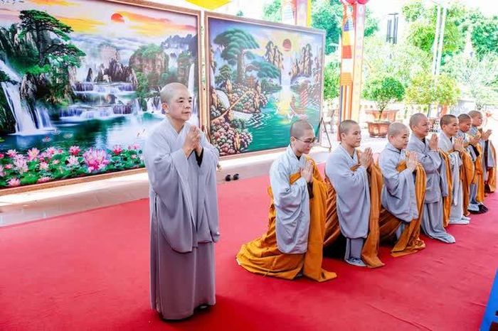 Ni trưởng Thích Đàm Hòa tri ân chư tôn đức, lãnh đạo chính quyền, Tăng Ni, Phật tử tham dự - Ảnh: Đức Hòe