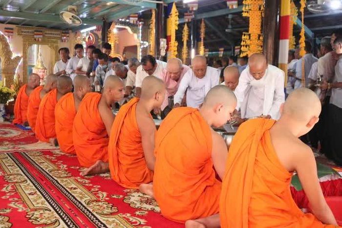 Bà con Phật tử về chùa cúng dường Tam bảo hồi hướng công đức cho cha mẹ và người thân quá vãng