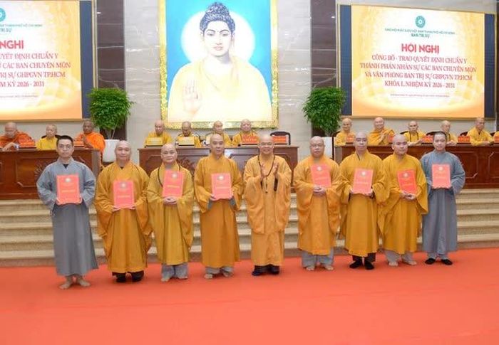Thượng tọa Thích Thanh Phong, Phó Chủ tịch Hội đồng Trị sự, Phó Trưởng ban Thường trực Ban Trị sự TP.HCM trao quyết định đến thành viên Tổ sự kiện Văn phòng Ban Trị sự TP.HCM