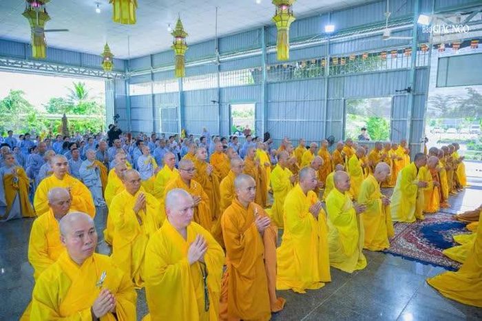 Chư tôn đức Tăng Ni thuộc các thế hệ môn hạ và đông đảo Phật tử tham dự ngày Về nguồn truyền thống hằng năm