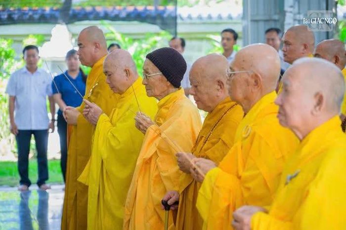 Chư tôn đức dâng hương tưởng niệm