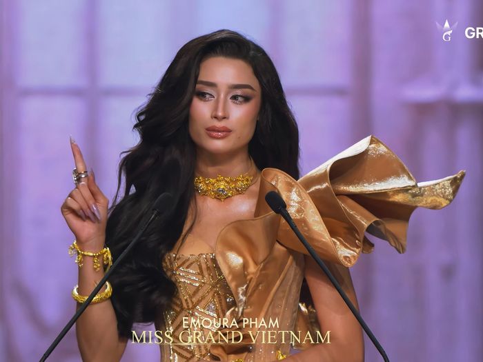 Emoura Phạm với màn thuyết trình gây ấn tượng. 