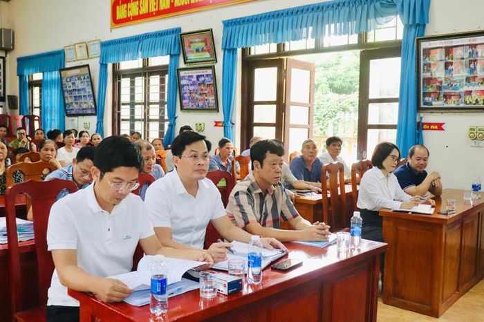 Ông Nguyễn Tuấn Hải, Phó chủ tịch UBND phường Vĩnh Yên phổ biến thông tin, tiếp nhận ý kiến về công tác thu hồi đất, bồi thường, hỗ trợ, tái định cư phục vụ Dự án đầu tư xây dựng tuyến đường sắt Lào Cai - Hà Nội - Hải Phòng tại Tổ dân phố Vị Trù.