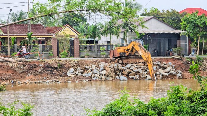 Qua đó, nâng cao năng lực chủ động phòng, chống thiên tai, hạn chế thấp nhất thiệt hại do sạt lở gây ra; góp phần chỉnh trị, ổn định dòng chảy, bảo đảm khả năng tiêu thoát lũ, ngăn ngừa nguy cơ sạt lở tiếp diễn, bảo vệ môi trường, hệ sinh thái ven sông và tăng cường khả năng thích ứng với biến đổi khí hậu.