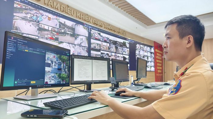 Camera AI hoạt động 24/24h, hỗ trợ giám sát an ninh trật tự, tình hình giao thông và phát hiện các hành vi vi phạm.