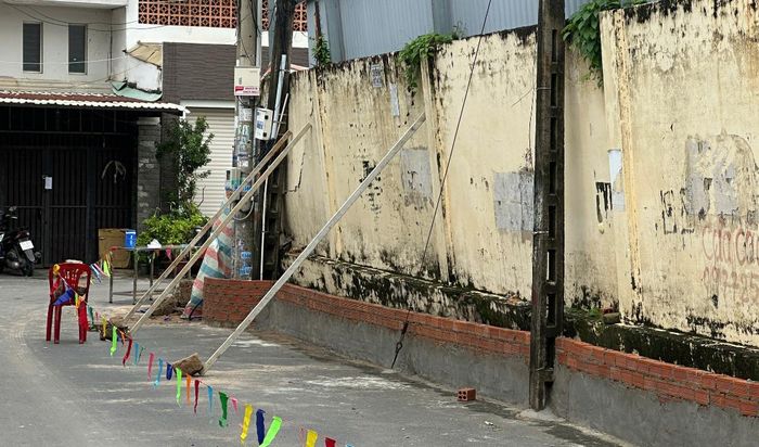 Một số đoạn tường có nguy cơ bị sập. (Chụp ngày 8/10).