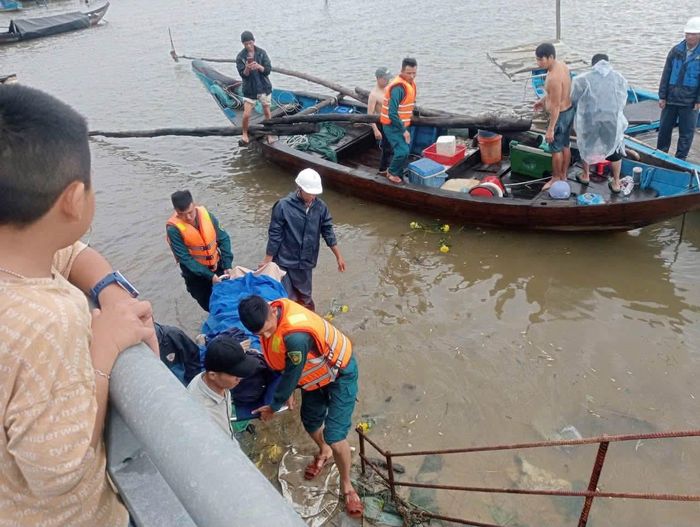 Thi thi ông P được đưa lên bờ.