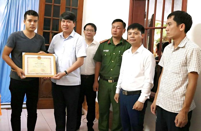 Truy tặng giấy khen người đàn ông dũng cảm cứu hai cháu nhỏ đuối nước.
