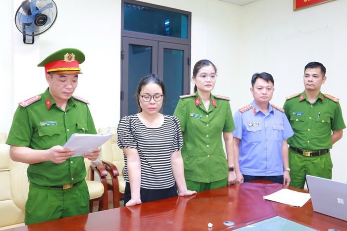 Công an tỉnh Lào Cai thi hành Lệnh bắt bị can để tạm giam và Lệnh khám xét chỗ ở đối với Đặng Thị Lý. Ảnh CACC.