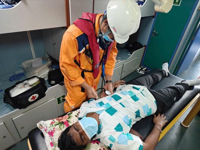 Thuyền viên bị bệnh được đội ngũ cứu nạn hàng hải Việt Nam chăm sóc y tế trên tàu trong quá trình hành trình về bờ để đưa vào bệnh viện. 