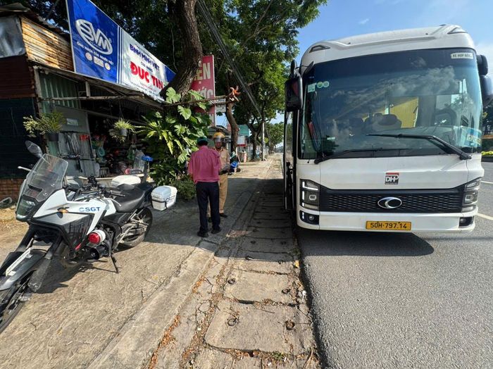 Kiểm soát các phương tiện kinh doanh vận tải hành khách nhằm bảo đảm an toàn cho người dân và du khách.