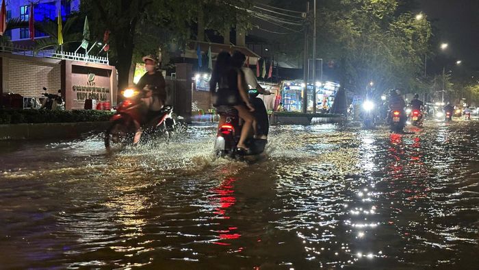 Đường Nguyễn Văn Trị ngập nước do triều cường dâng cao.