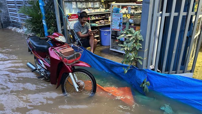 Những tấm bạt được trưng dụng để chặn nước tràn vào nhà.
