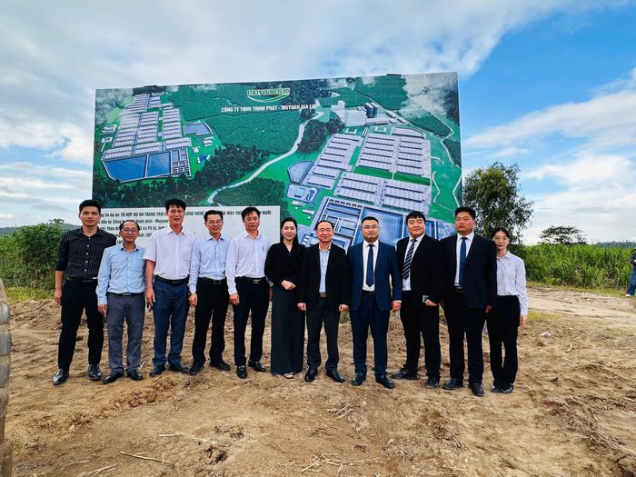 Đại diện doanh nghiệp cam kết tập trung nguồn lực, hoàn thành xây dựng và khánh thành nhà máy cùng tổ hợp trong vòng 12 tháng.