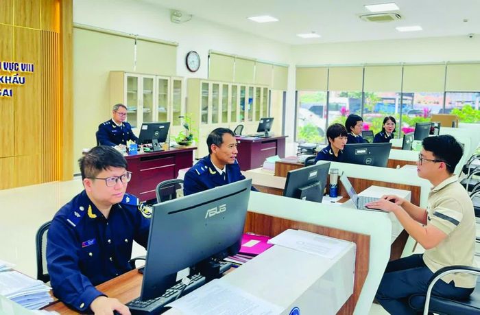 Cán bộ Hải quan khu vực VIII hỗ trợ doanh nghiệp hoàn thành thủ tục xuất khẩu. Ảnh: Xuân Hương