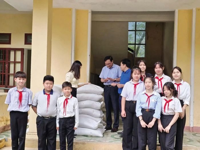 Phó Chi cục trưởng Chi cục DTNN khu vực IX kiểm tra tình hình nhận gạo tại Điểm trường TH&THCS Thượng Hóa, xã Kim Phú, tỉnh Quảng Trị.